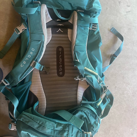 Osprey Kyte 36 Pack (Icelake Green) with rain cover - Picture 4 of 6